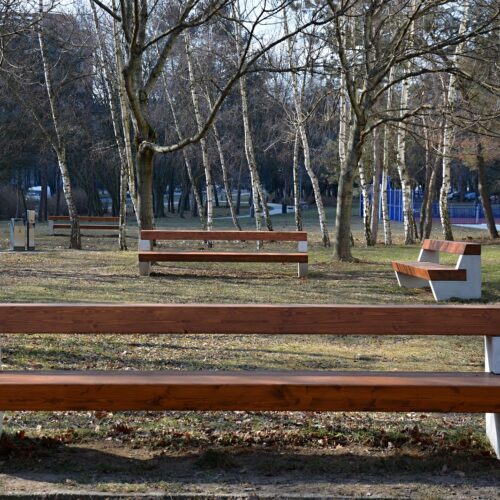 De parkbank Robusta van SKWshop biedt een comfortabele zitplaats voor jong en oud. Lengte maar liefst 3 meter. Ontworpen met aandacht voor zowel esthetiek als functionaliteit.